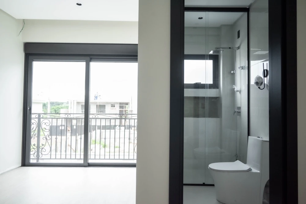 BEL_2103_Easy-Resize.com_1x